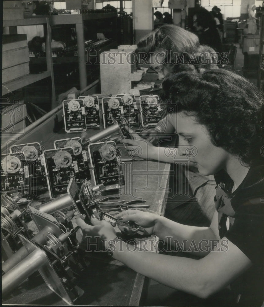 1946 Press Photo Girls calibrate air fan and limit controls for home heating - Historic Images