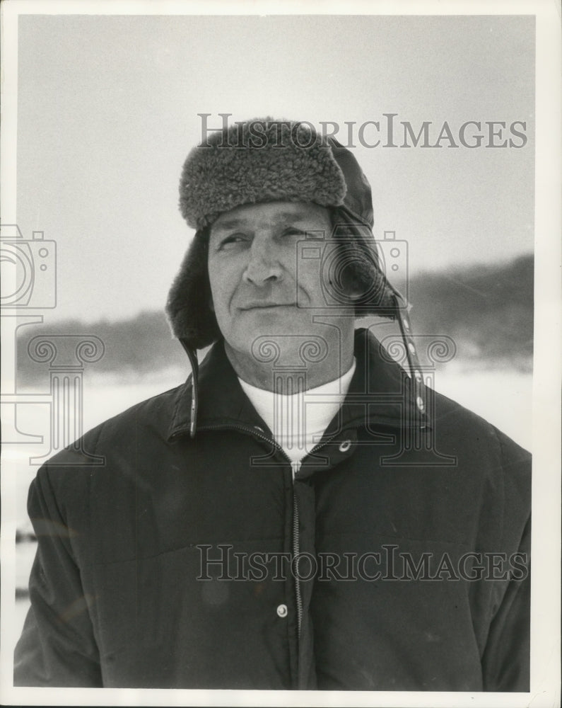 1964 Press Photo Sailor Bill Perrigo of Pewaukee wins iceboating world series  - Historic Images