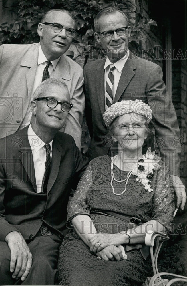 1964 Press Photo Lucille Perry with her three "bosses" from the central library