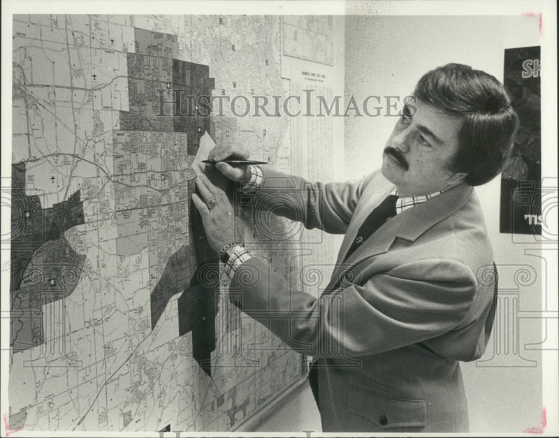 Load image into Gallery viewer, 1975 Press Photo James W. Pihos, president of the Conley-Pihos Management Co.
