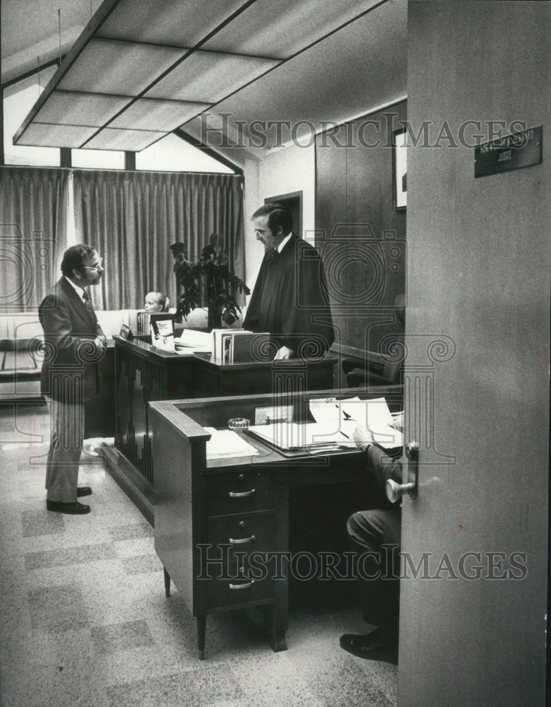 Load image into Gallery viewer, 1974 Press Photo Judge William Jennaro in conference with atty. Robert J. Lerner
