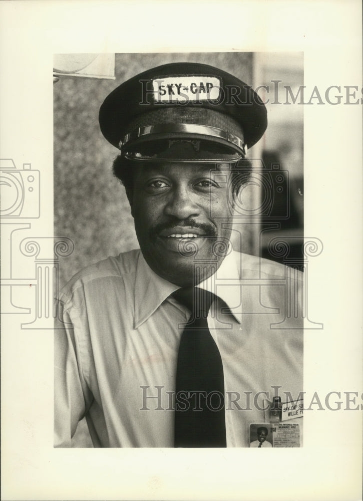 1979 Press Photo Willie Lee Perkins, owner of Skycap baggage service, Milwaukee