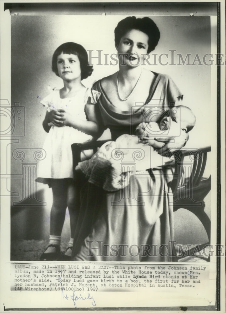 1967 Press Photo Mrs. Lyndon B. Johnson with baby Lucy and daughter Lynda Bird. - Historic Images