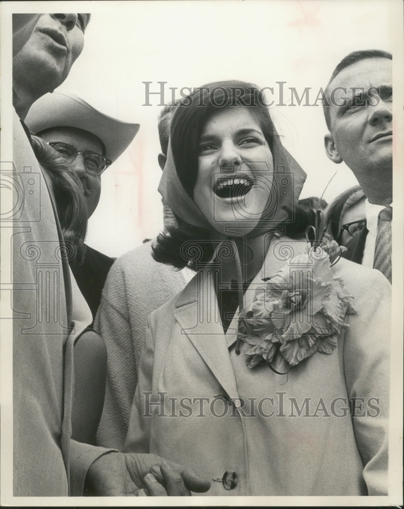 1964 Press Photo Luci Baines Johnson enjoyed the exhibits at the Wisconsin Fair- Historic Images