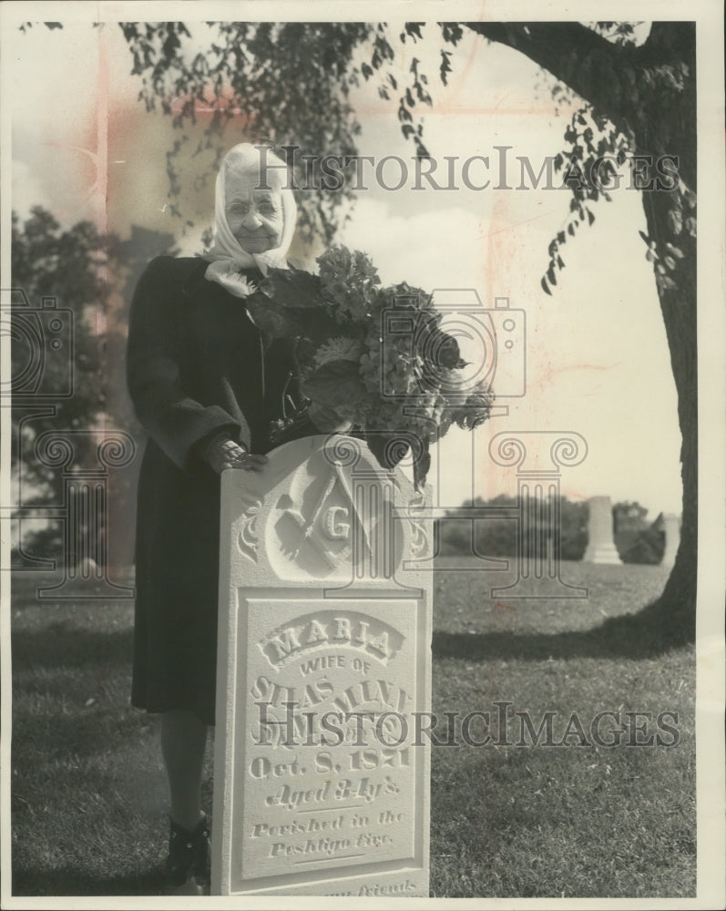 1961 Press Photo Fire survivor Amelia Desrochers visits Peshtigo cemetery- Historic Images