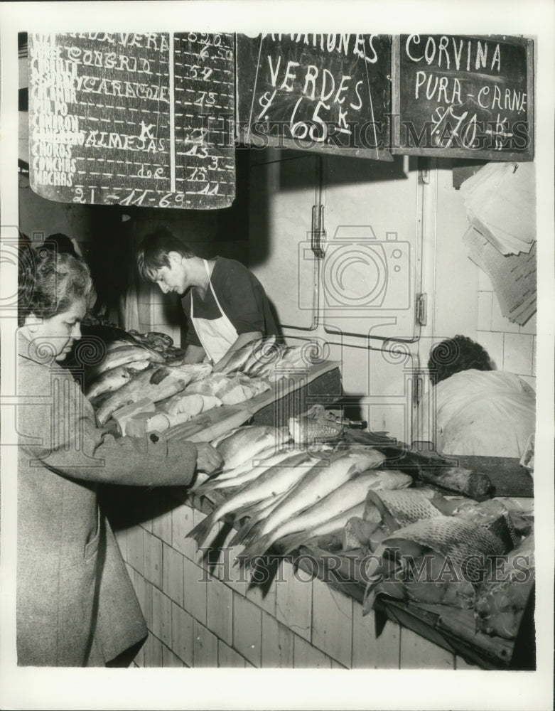 Load image into Gallery viewer, 1970 Press Photo Open market sells fish freshly caught in Peru - mjb77050
