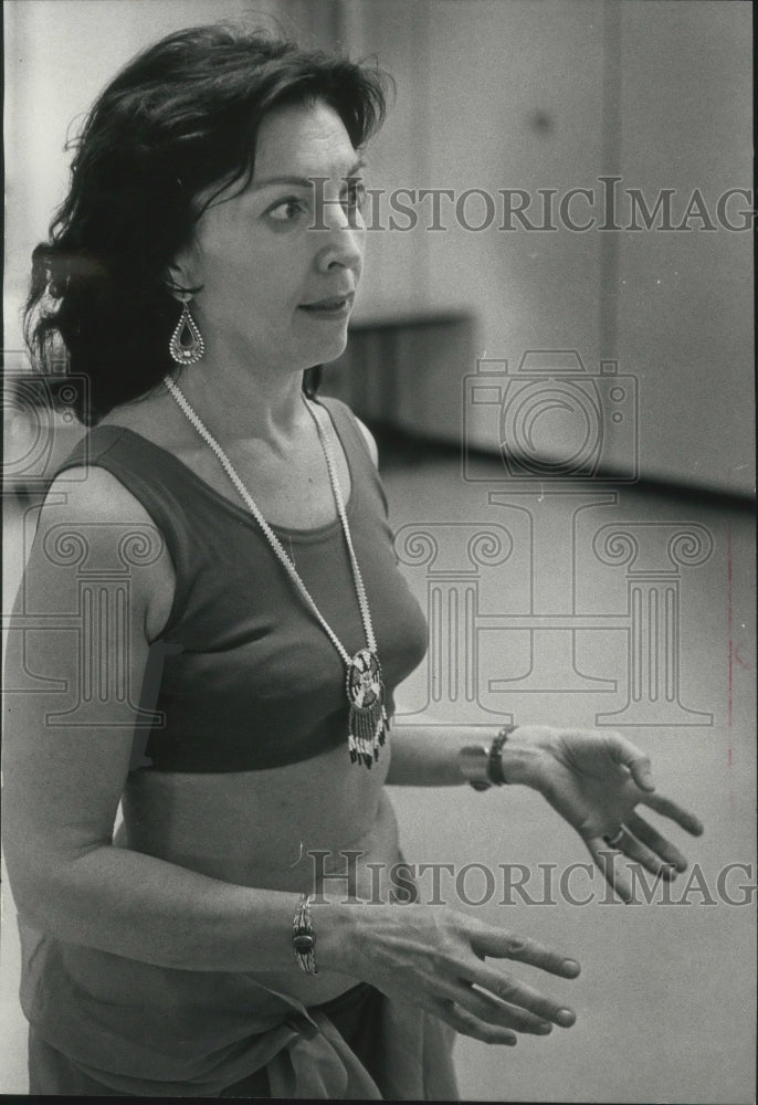 1972 Press Photo Karima is a belly dance instructor at Chicago&#39;s YMCA - Historic Images