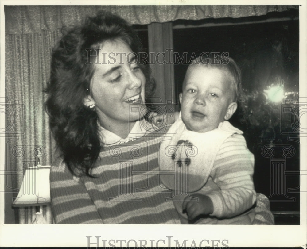 1987 Press Photo Theresa Kamrath shows her son wearing Teethe-A-Bib - Historic Images