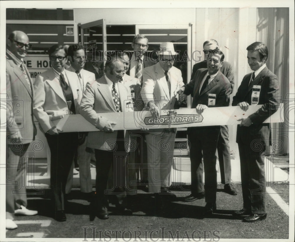 1973 Press Photo Sheldon Kaplan, others, at opening of Grossman's, Milwaukee