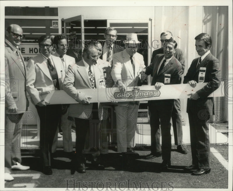 Load image into Gallery viewer, 1973 Press Photo Sheldon Kaplan, others, at opening of Grossman's, Milwaukee

