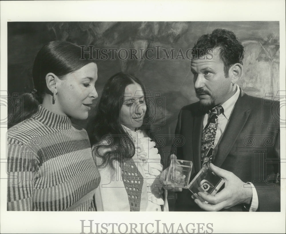 1971 Press Photo Stanley Kaplan, Medical College of Wisconsin, unknown ladies