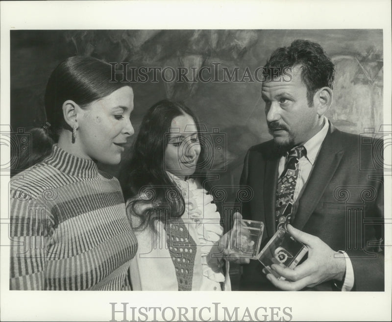 Load image into Gallery viewer, 1971 Press Photo Stanley Kaplan, Medical College of Wisconsin, unknown ladies
