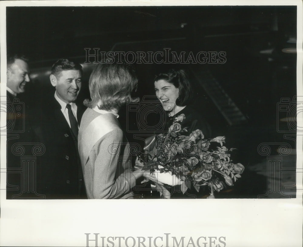 1964 Press Photo Lucy Johnson welcomed in Wauwatosa, Wisconsin - mjb77316- Historic Images