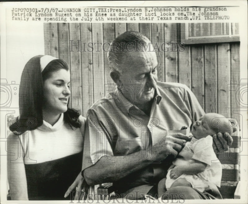 Load image into Gallery viewer, 1967 Press Photo President Johnson holds grandson Patrick with daughter Luci
