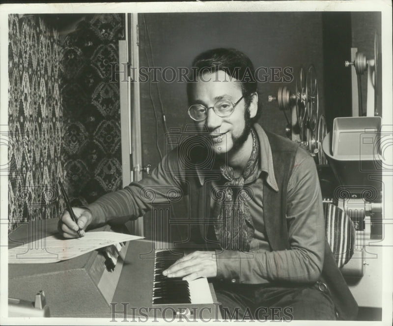 Load image into Gallery viewer, 1971 Press Photo Song writer Fred Karlin composing at the keyboard. - mjb77415
