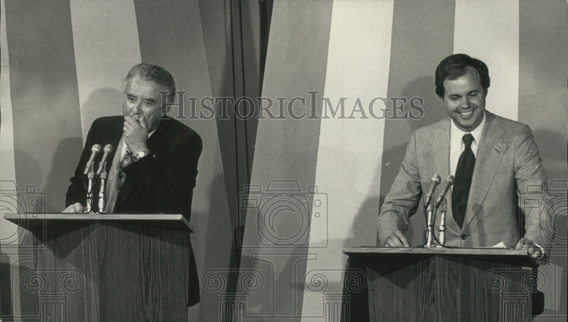 Load image into Gallery viewer, 1978 Press Photo Republican's Lee S. Dreyfus and Robert W. Kasten laugh at joke.
