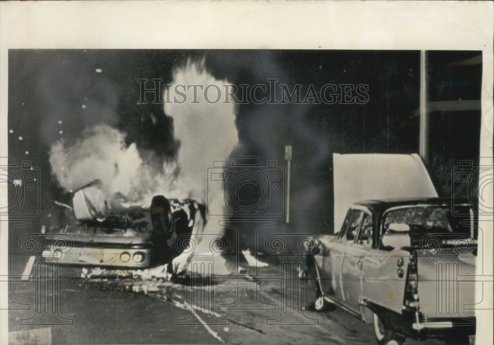 1964 Press Photo Overturn Car Burns In Panama City After Students Invade- Historic Images