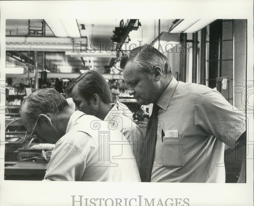 1972 Press Photo Charles &quot;Chuck&quot; Johnson Journal employee in office, Milwaukee.- Historic Images