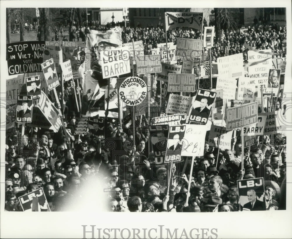 1964 Press Photo Lyndon B Johnson visits Milwaukee, speaks to audience- Historic Images