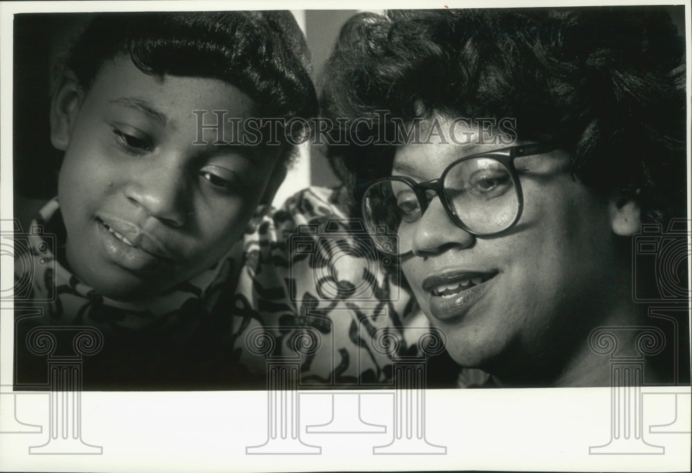 1992 Press Photo Martin Luther King Jr. memorial scholarship, Annette Perry- Historic Images