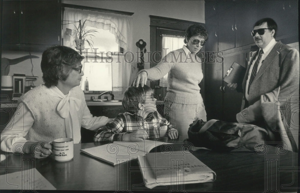 1986 Press Photo Sisters Gina Redig, Margaret Pietsch &amp; Mike Manowski, Wisconsin- Historic Images