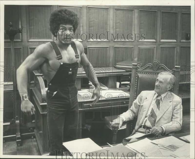 Load image into Gallery viewer, 1974 Press Photo Wisconsin Actor Ron Jenkins &amp; Reserve Cicuit Judge Max Raskin
