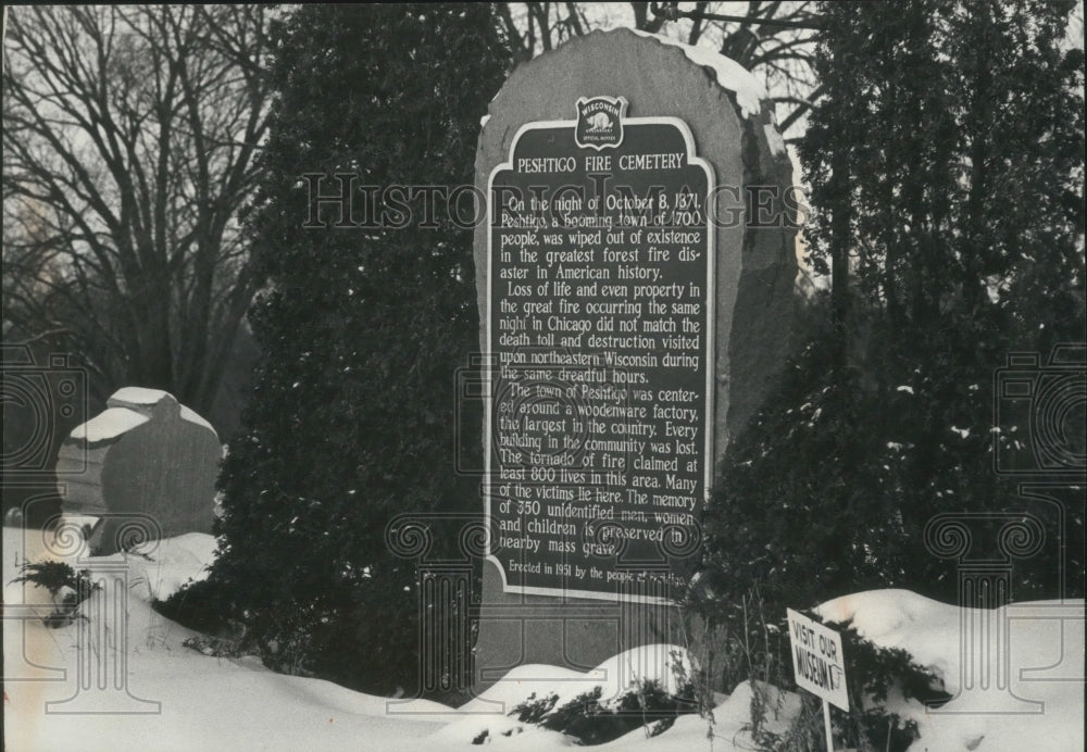 1976 Press Photo Memorial sign dedicated to a historic fire tragedy in Peshtigo