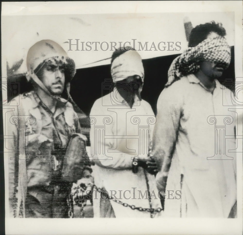 1965 Press Photo blindfolded Pakistani officers led from a plane at New Delhi- Historic Images