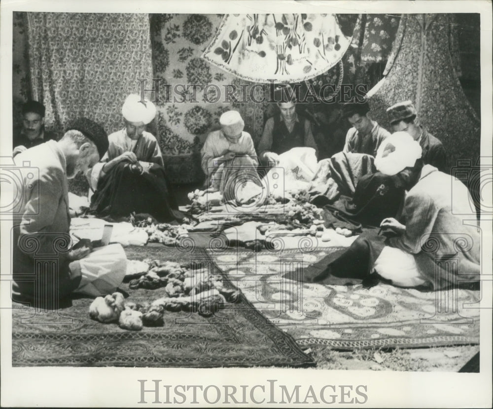 1951 Press Photo Men sit on the floor weaving cloth in Kashmir, Pakistan- Historic Images