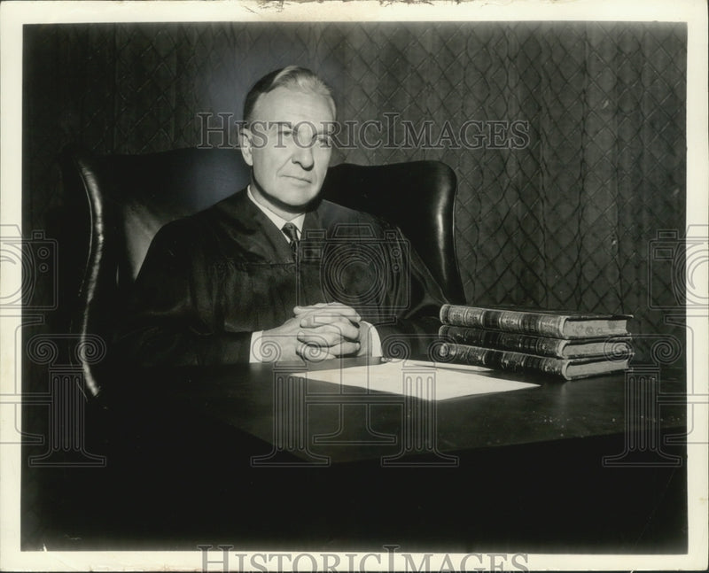 Load image into Gallery viewer, 1970 Press Photo Voltaire Perkins, TV judge, "Divorce Court" - mjb77747
