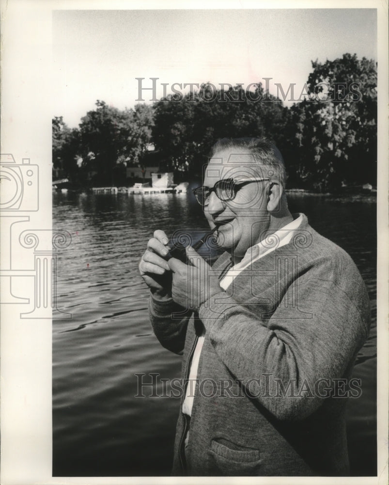 1963 Press Photo Police Chief Howard Johnson at his Okauchee lake home- Historic Images