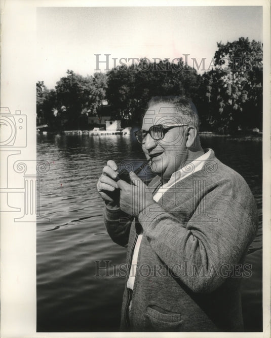 1963 Press Photo Police Chief Howard Johnson at his Okauchee lake home- Historic Images