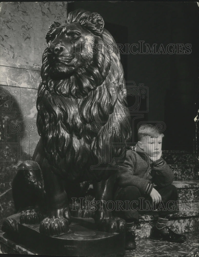 1959 Press Photo Robert Schillbach at the Pfister Hotel - mjb77899