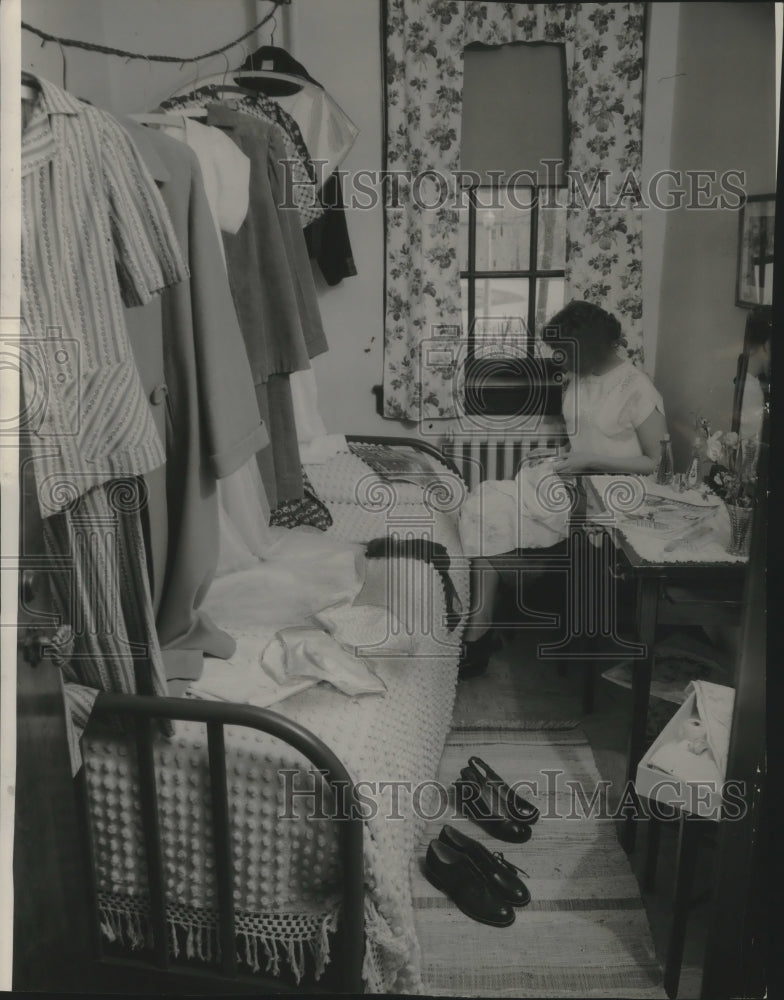 1949 Press Photo Young woman in her room at Oregon Girls School - mjb77911- Historic Images