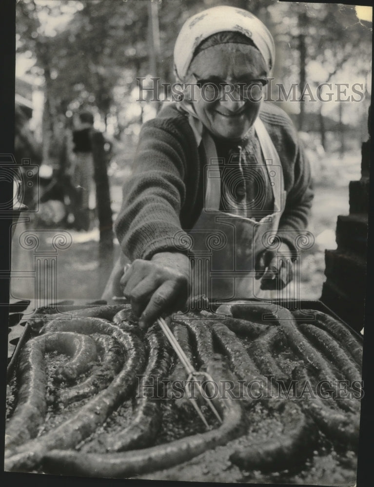 1958 Press Photo Mrs. Leslie Varga frying Kolbasz at Hungarian picnic in Cudahy- Historic Images