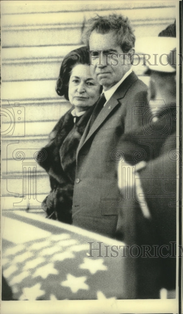 1973 Press Photo Mrs. Lyndon Johnson stood next to President Nixon - Historic Images