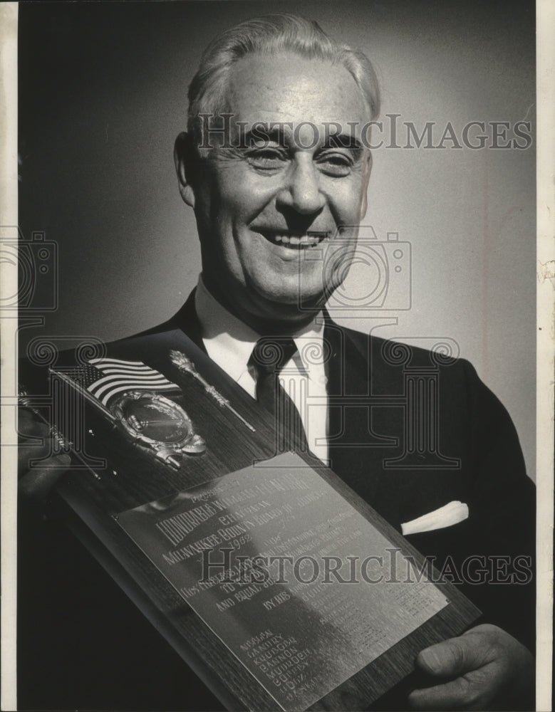 1966 Press Photo Circuit Judge William O&#39;Niell holds up Milwaukee plaque - Historic Images