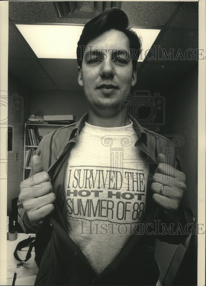 1988 Press Photo Patrick Hughes shows his T-shirt design, Milwaukee- Historic Images