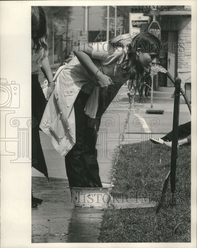 1971 Press Photo Hunger Hiker Susan Kiesl of Brown Deer has cool drink of water- Historic Images