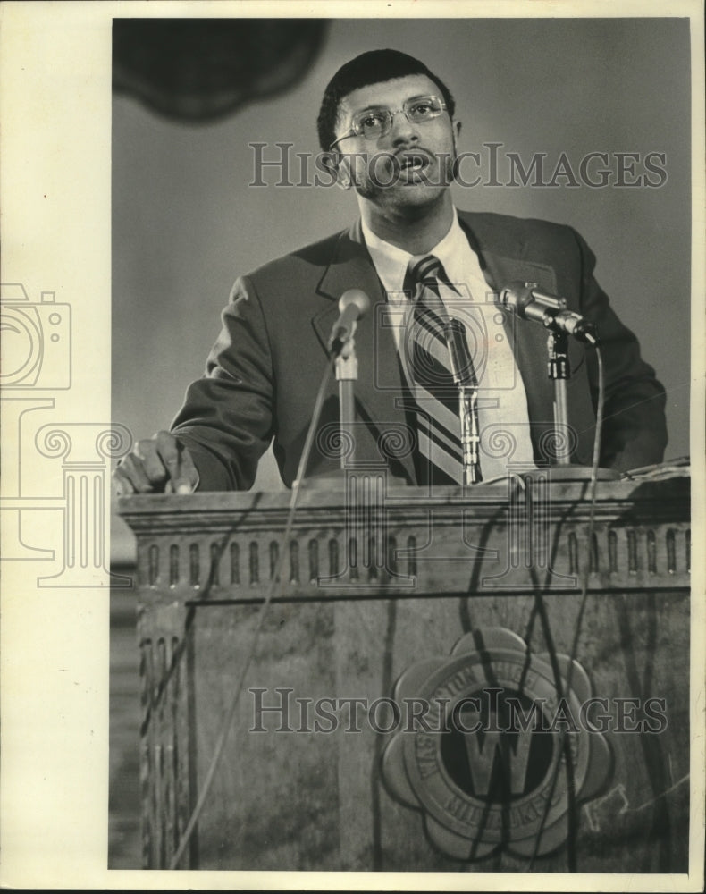 1978 Press Photo Harold Jackson Milwaukee School Board talked with teachers- Historic Images