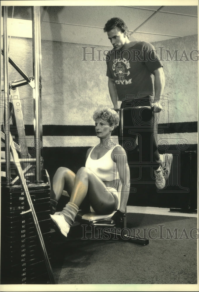 1968 Press Photo YMCA aerobic instructor Jackie Hamilton works out with her son- Historic Images