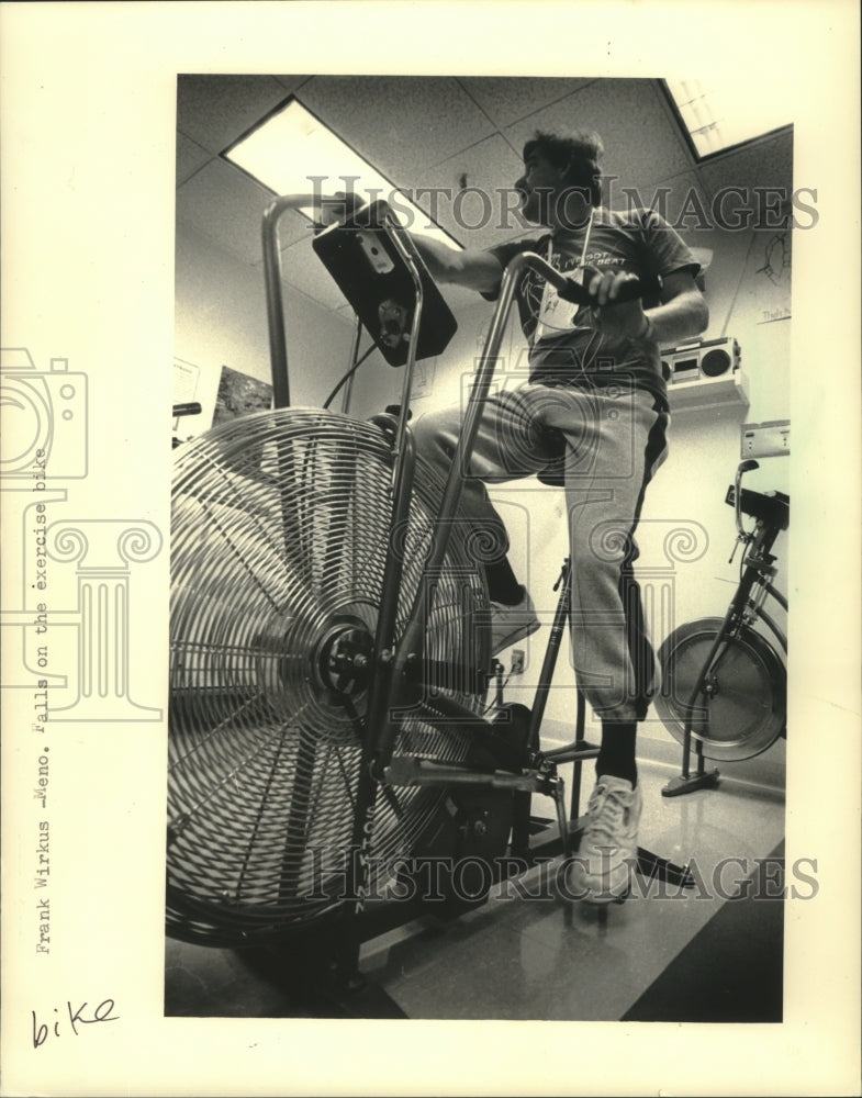 1986 Press Photo Frank Wirkus works out on exercise bike - mjb78348- Historic Images