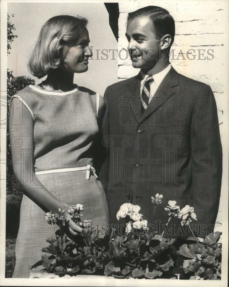 1965 Press Photo Elizabeth Lane & Roger Peirce engaged to marry in Wisconsin