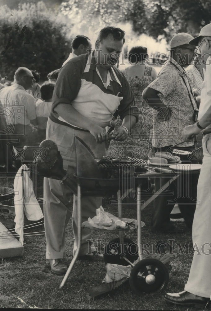 1954 Press Photo Man cooking on the grill in Wisconsin - mjb78400- Historic Images