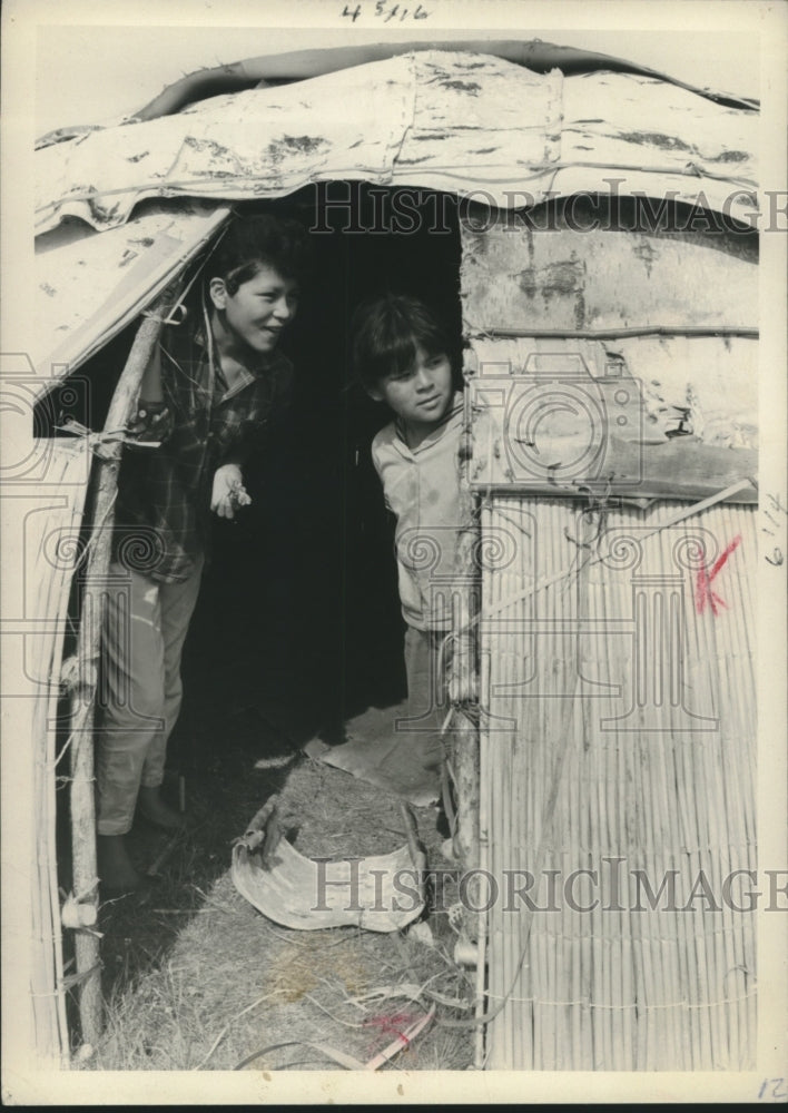 1959 Press Photo Sharon and Linda Mike looking out the door of their new wigwam.- Historic Images