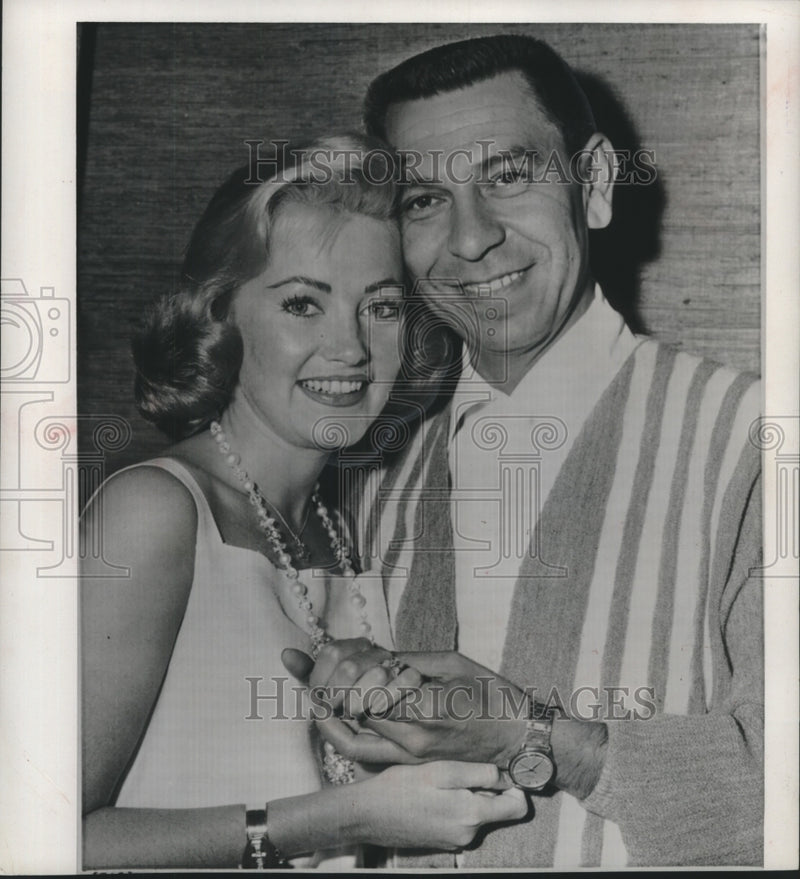 Load image into Gallery viewer, 1958 Press Photo Jack Webb, Jackie Loughery announce engagement in Hollywood
