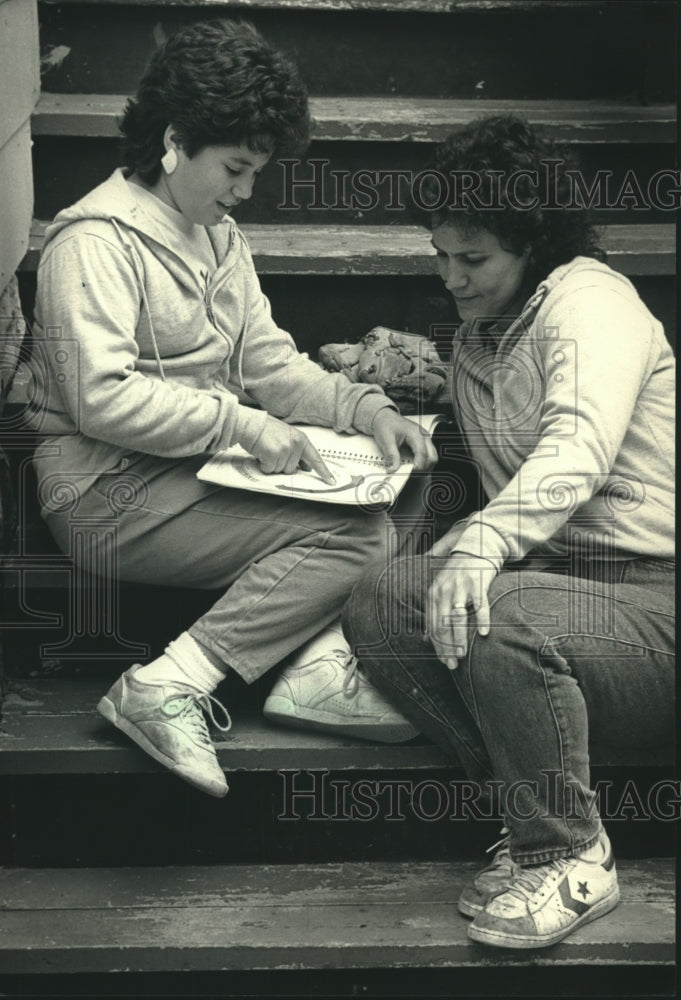 1987 Press Photo Julie Gomez And Mother Laura Look At Exercise Book- Historic Images