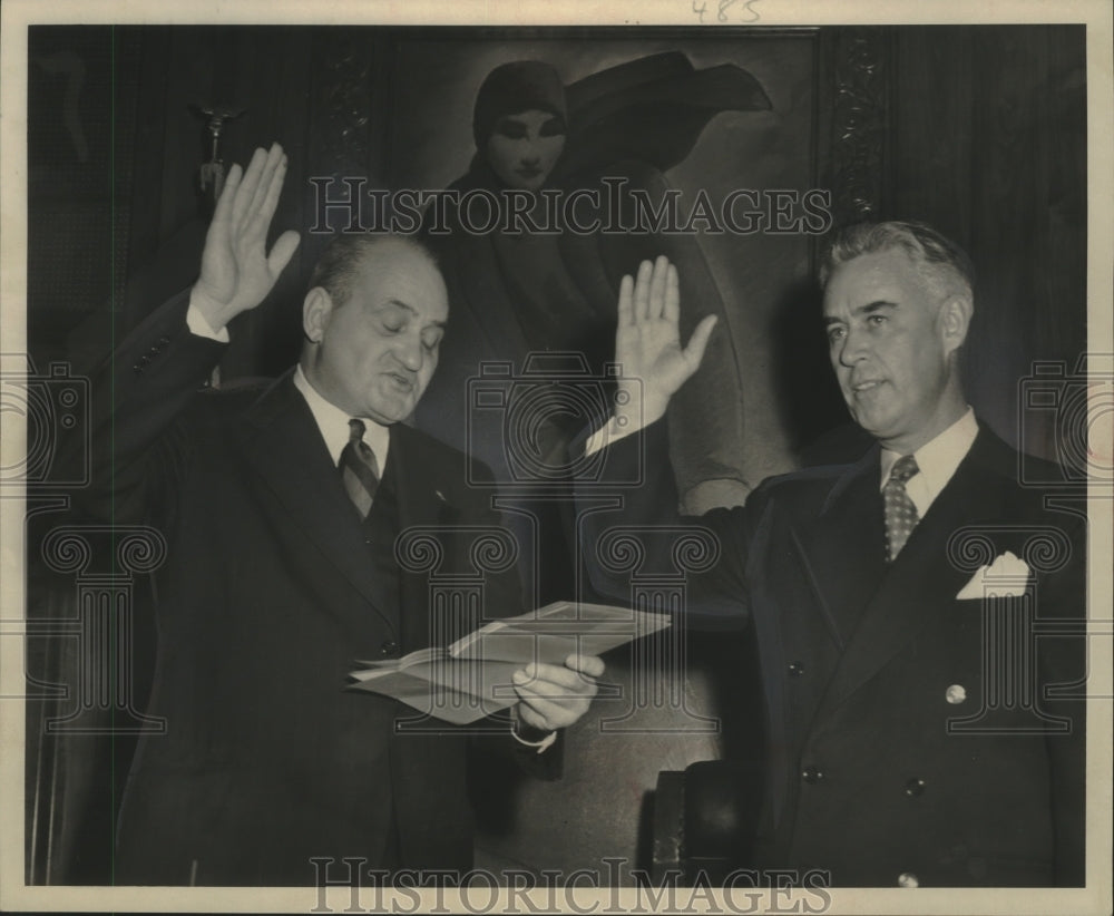 1950 Press Photo William L. O&#39;Neill, getting sworn in as judge of circuit court- Historic Images