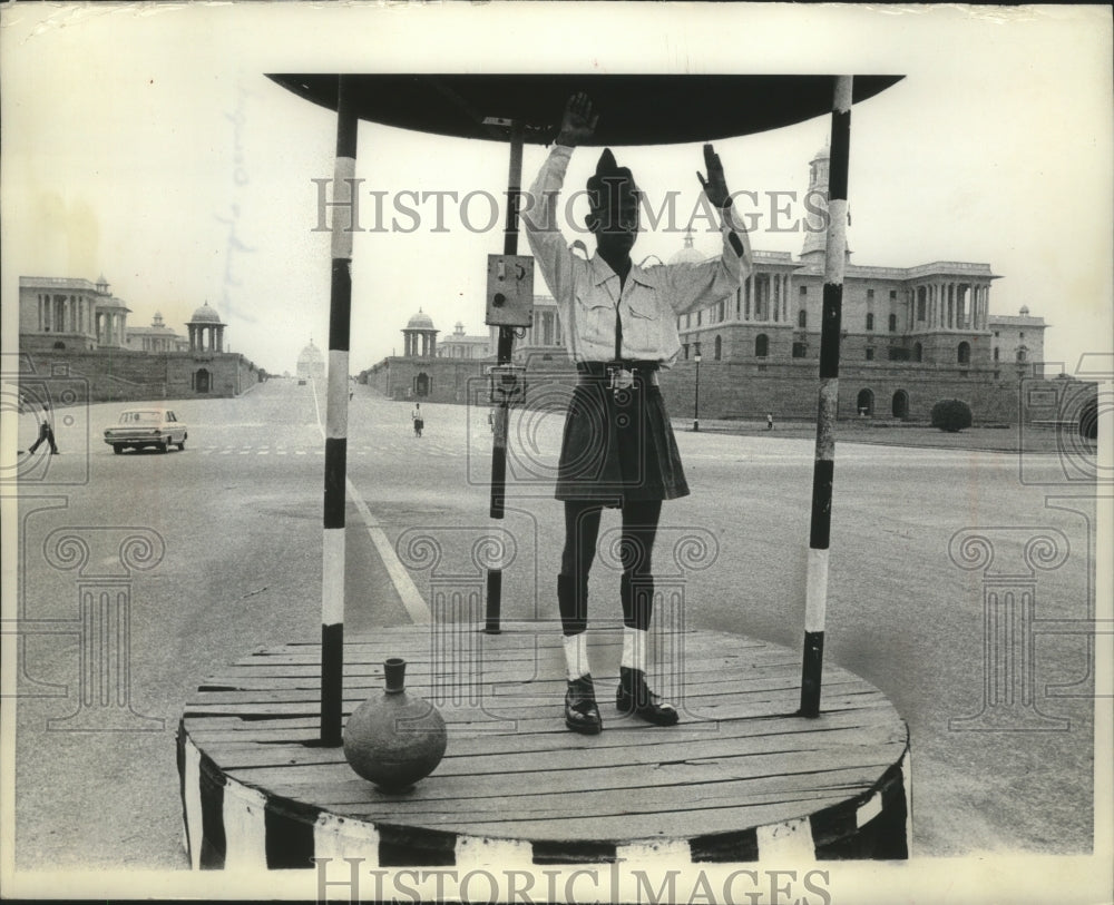 1967 Press Photo Traffic is conducted from under canopied stands in New Dalhi