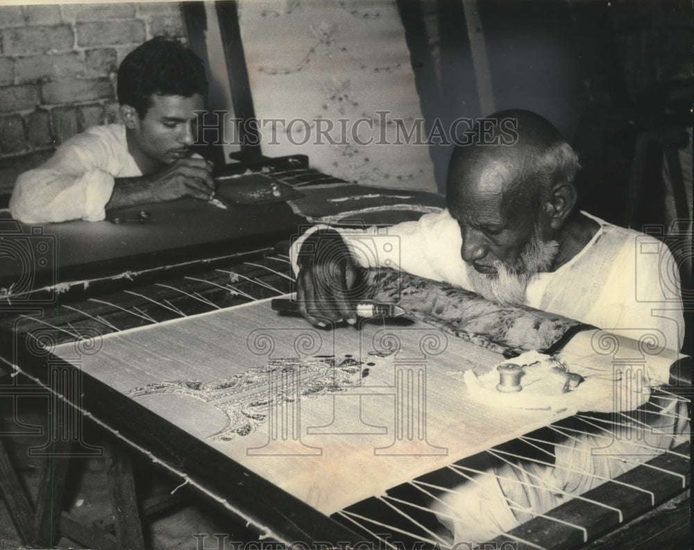 1966 Press Photo Elderly Gold Embroiderer Worked On Silk Sheet At New Dehli- Historic Images